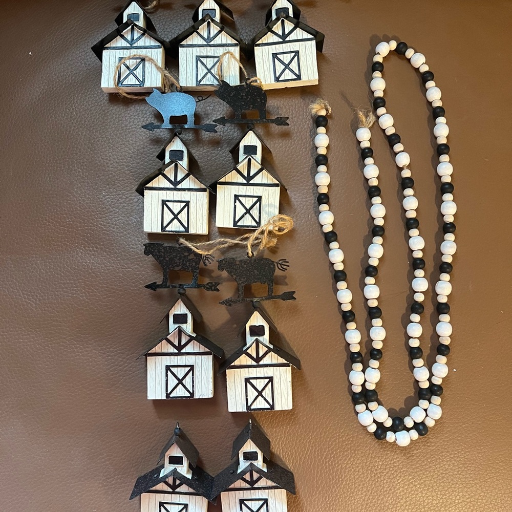CHRISTMAS ORNAMENT SET OF 9 BARN W/ PIG, COW & CHICKEN W/MATCHING GARLAND BEADS